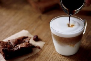 Evde Çikolatalı Latte Yapımı